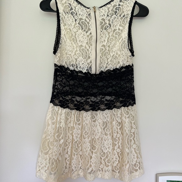 Forever 21. Small black, and cream lace tank/shirt - Picture 2 of 2
